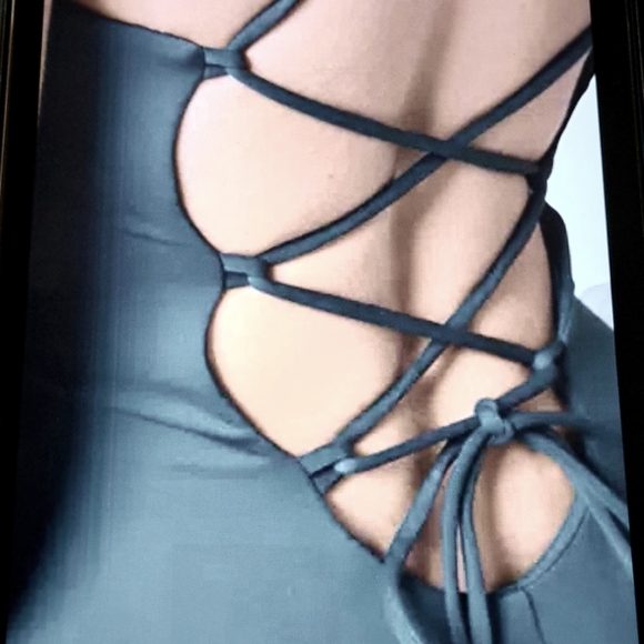 MEDIUM.    SOFTLY ZERO CROSSOVER LACEUP BACK COOL TOUCH DRESS - Picture 4 of 10